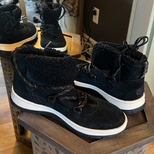 🛑 1 hour sale. UGG, Black S/n 1143836 Lakesider Heritage Lace Boots Size 8.5